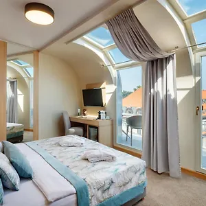 Clement 4* Prague
